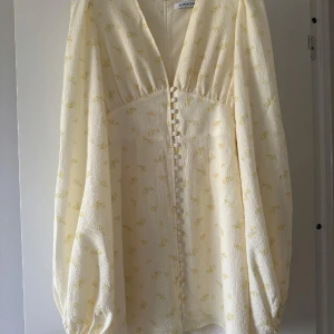 Adoore klänning  - Använd två gånger under förra sommaren, nyskick! Nypris 1495. Från ett djur- och rökfritt hem.