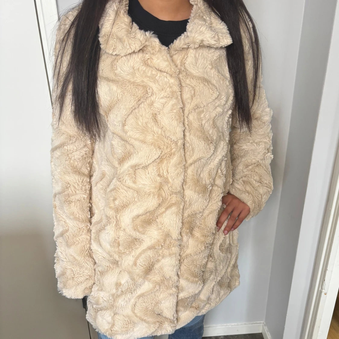 Beige pälsjacka med knappar - 1