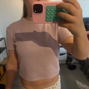Lilia tröja från Zara - Säljer denna supersköna och gulliga tröjan från Zara eftersom att den är för liten. Den är använd men i ett bra skick. Köpare står för frakt