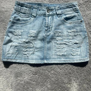 Jeanskjol - Assnygg ljusblå jeansskjol med revor till sommaren🩵 Säljer pga för liten storlek!