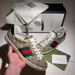 Gucci Supreme bee (NYA)  - Gucci ace GG x Supreme Monogram Bees | strl 45 passar även 44 - skick 10/10 (använda få gånger) - rare modell - nypris 8000kr, mitt pris 3399 - tillkommer kort, kvitto, brev, dustbag - Priset är inte hugget i sten! Ställ frågor om ni har några.