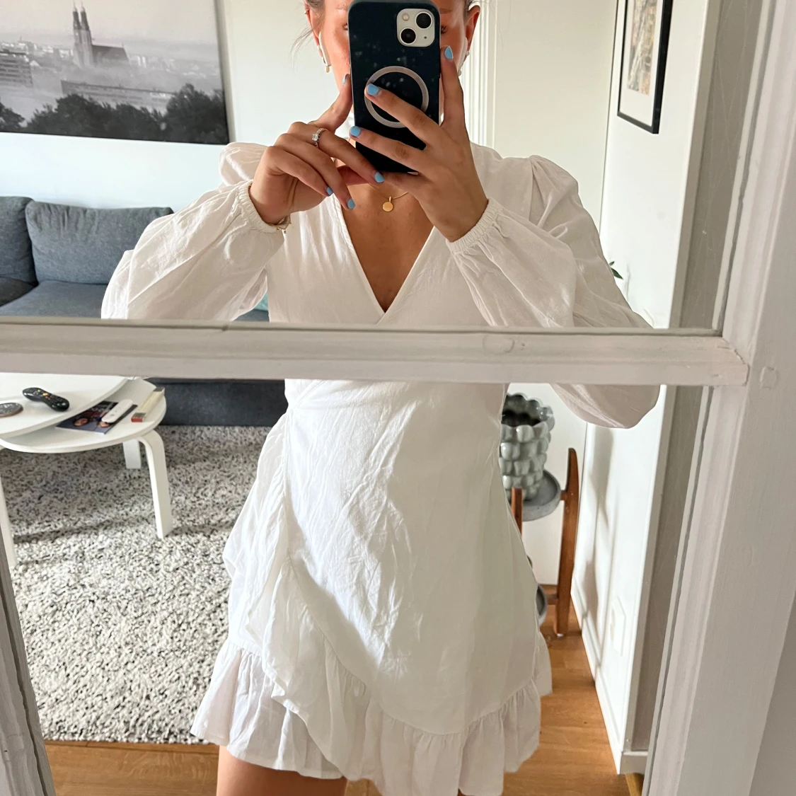 Vit omlottklänning med volang - 2