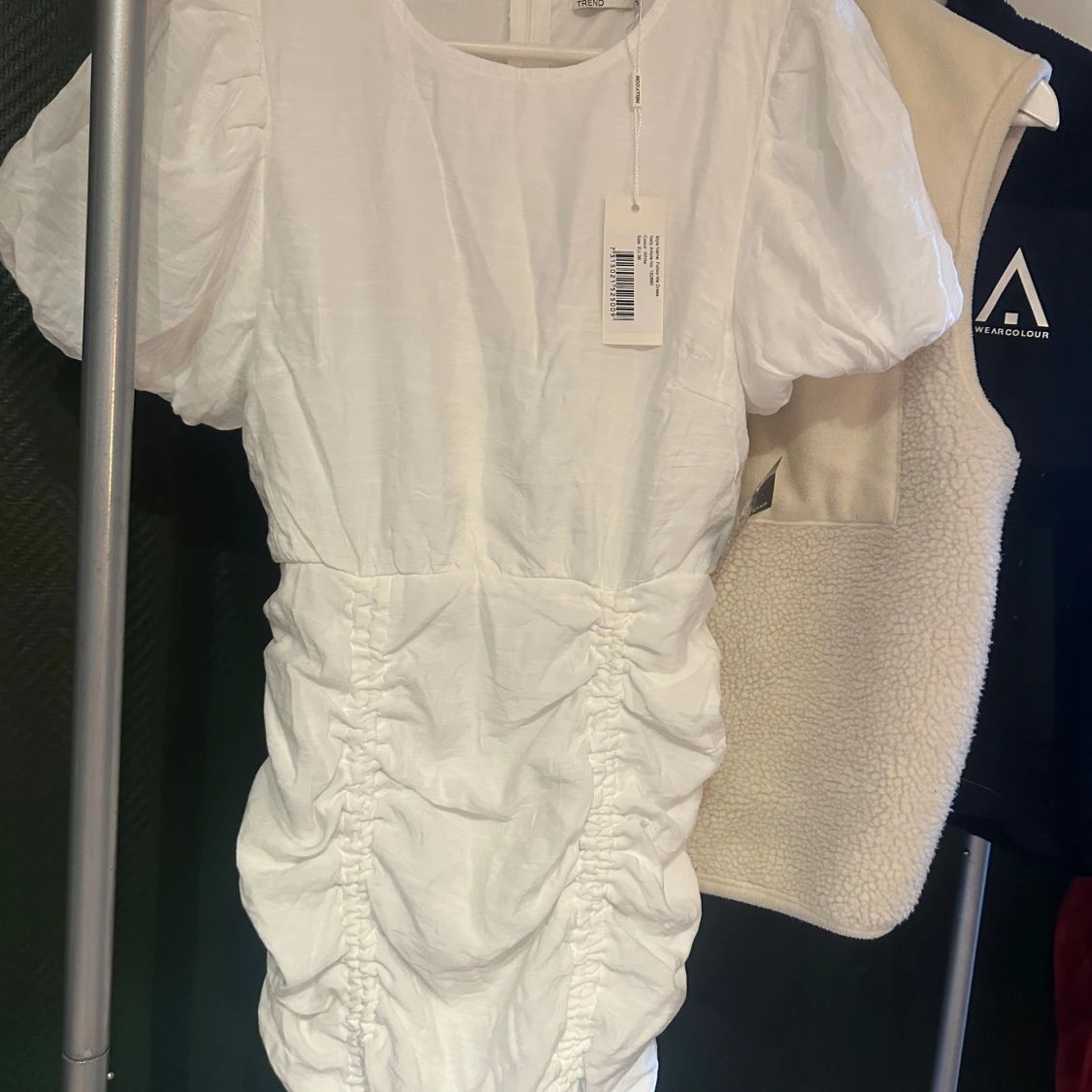 Vit kortklänning med puffärm och rynkade detaljer - 1