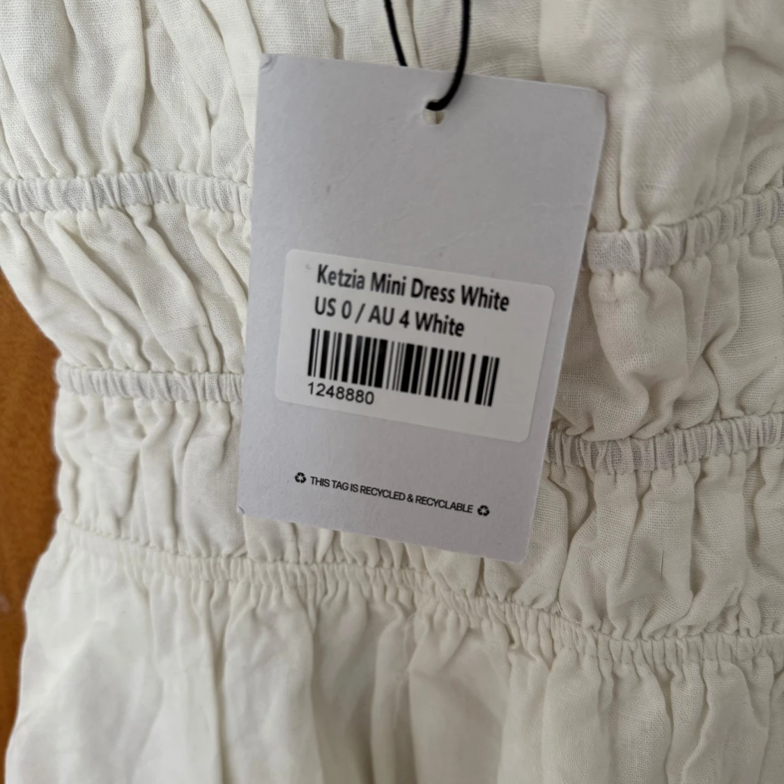 Vit kort klänning med smock och tunna axelband - 4