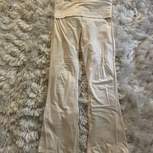 Youga pants - Ett par youga pants från Gina i en vit krämig färg som inte kommer till andvändning längre