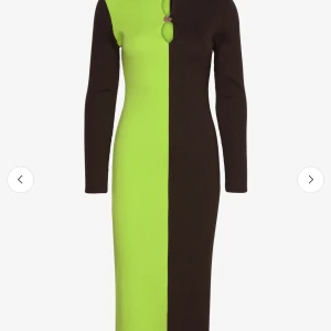 Svart och limegrön ribbad klänning från Hosbjerg - Säljer en långärmad ribbad klänning från Hosbjerg i svart och limegrönt. Klänningen har en rak passform, rund halsringning med två dekorativa knappar framtill och är tillverkad i 100% bomull. Perfekt för dig som gillar statement-plagg!