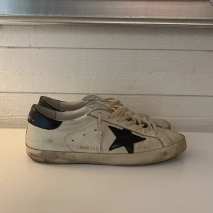 Golden goose - Golden Goose i storlek 43, bra skick; 8/10. Box medföljer! Skriv vid frågor och funderingar!