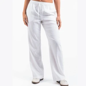 Vita linnebyxor från Madlady - Säljer ett par jättefina vita linnebyxor från Madlady i storlek XS/Short. Använda ungefär 3 gånger💞