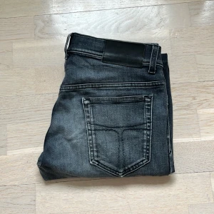 Tiger of sweden jeans  - Säljer dessa slim fit tiger of sweden jeans i storlek 31/32. Säljer pga av att de är försmå. Ba skriva ifall du har någon fråga.