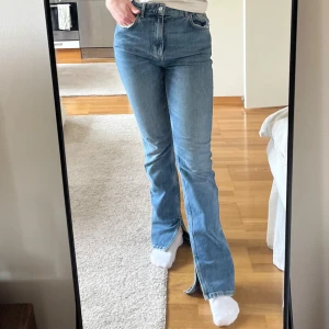 Blå raka jeans Carlings - Säljer ett par klassiska blå jeans från  rak-passform och hög midja. Jeansen har fem fickor, dragkedja och knapp framtill. Perfekta till sneakers eller boots för en avslappnad look.
