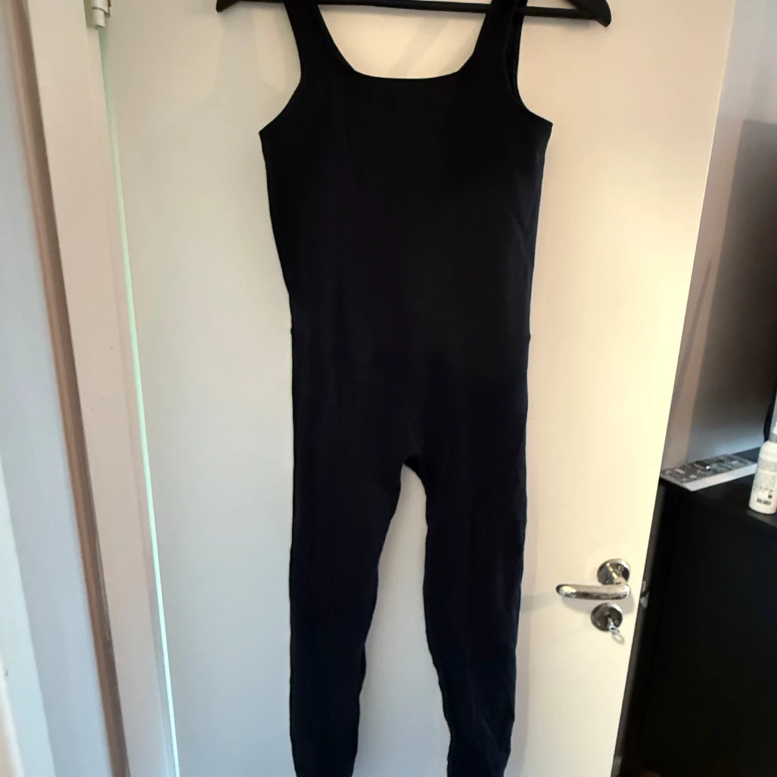 Svart jumpsuit med smala axelband