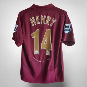 OANVÄND Arsenal 2005-06 fotbollströja Henry 14 - Säljer en vinröd Arsenal fotbollströja med Henry 14 på ryggen. Tröjan har korta ärmar, guldiga detaljer och klubbmärke med texten Highbury 1913-2006. Premier League-patchar på ärmarna. Perfekt för fans av Arsenal och Henry. Tags är kvar👍 skriv vid intresse (INTRESSEKOLL)