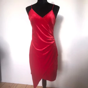 Sammets klänning  - Vacker klänning som tyvärr inte passar. Finns en fläck på ena bysten men inget man tänker på och i övrigt bra skick. Längd ca 105cm.