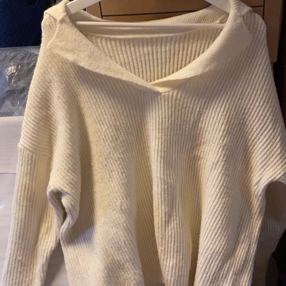 Krämvit stickad tröja med v-ringning