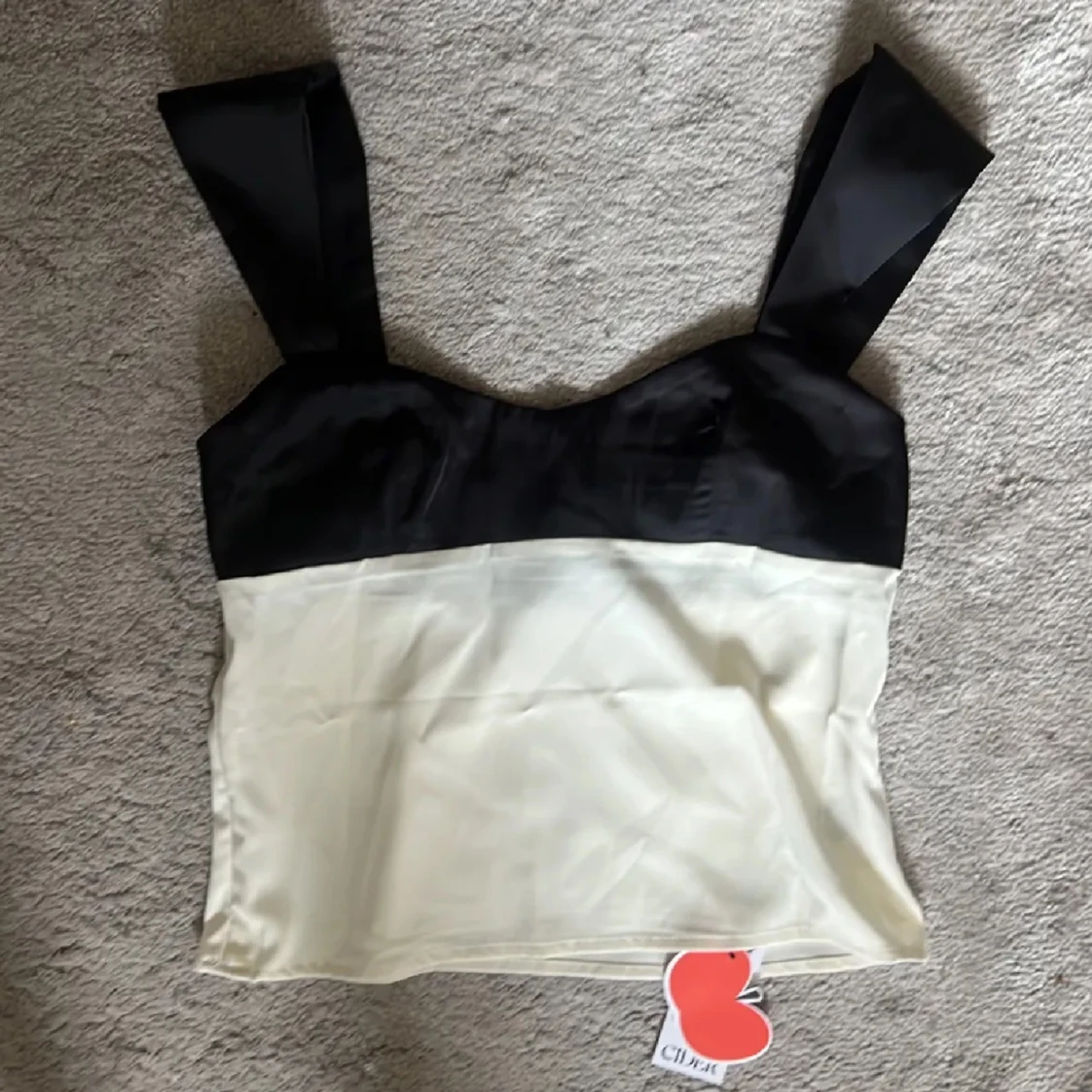 Svart och vit linnetopp med breda axelband