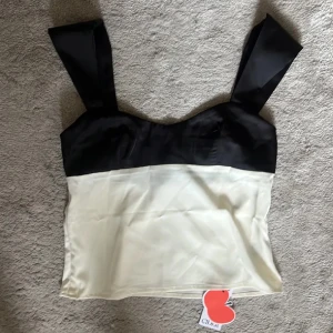 Svart och vit linnetopp med breda axelband - Storlek M, 300 kr! 