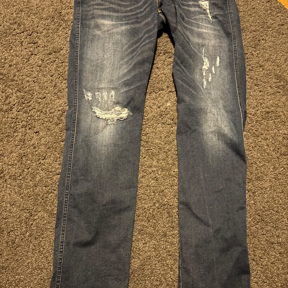 Blå slitna jeans med raka ben - 1