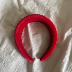 Rött diadem i sammet - Snyggt och trendigt rött diadem med vadderad form i mjuk sammet. Perfekt accessoar för att lyfta din look med en pop av färg. Diademet är brett och ger en cool statement-känsla😍 