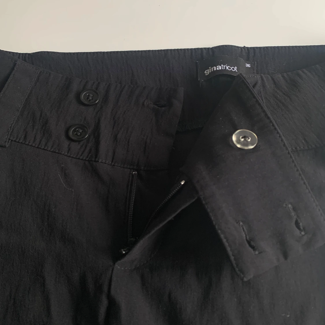 Svarta bootcut-byxor från Gina Tricot - 2