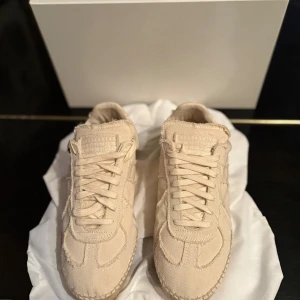 Maison Margielas  - Säljer ett par snygga Maison Margielas, Sprillans nya alldrig andvända, kommer med allt nytt helt nya och inte ens testade. 