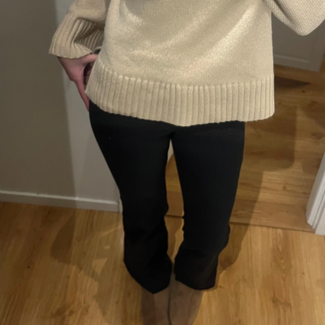 Svarta kostymbyxor med utsvängd passform