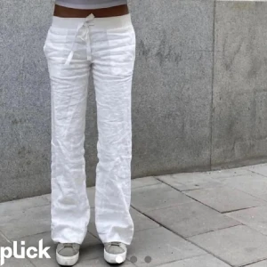 Alobha linnebyxor  - Vita linnebyxor från alobha label, lite noppriga mellan benen och har fläck som syns lite grann bak på byxorna💕