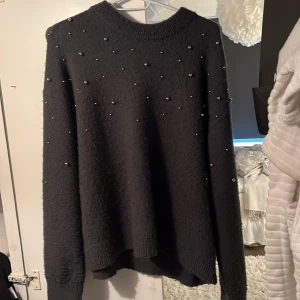 Mörkgrå stickad tröja med pärlor - Säljer min mörkgråa stickade tröja då den ej kommer till användning. Köpt från hm. 💕