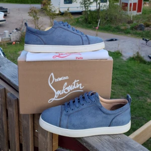 Christian louboutin - Ett par otroligt snygga Christian louboutins. Perfekta till sommaren om man letar efter ljusa skor som står ut lite. Dom är 44 men passar 45 också skulle jag ändå säga. Riktigt fint skick då jag är väldigt rädd om dom. Allt på bilderna medföljer.