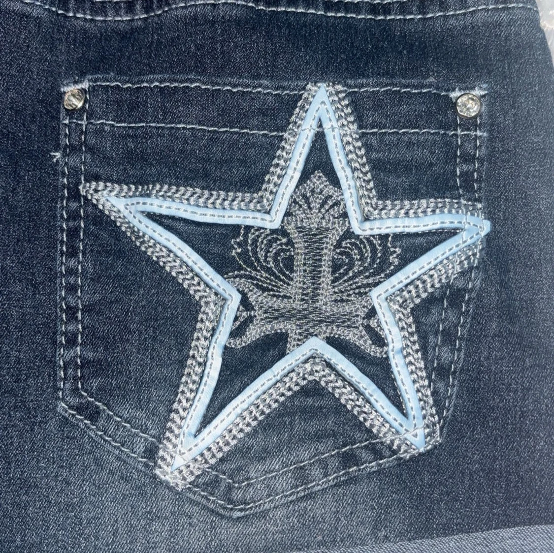 Mörkblå jeansshorts med stjärndetalj - 1