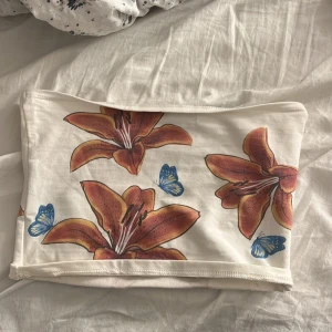 Vit tubtopp med blommor och fjärilar - Gulligt tub topp från edikted.