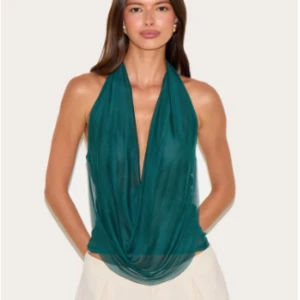 Grön omlott halterneck-top - Säljer en snygg helt ny grön halterneck-top med omlott-drapering framtill🩷