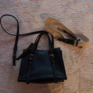 Svart handväska - Så fin svart väska från Zara, använd en gång 🖤 två axelband följer med