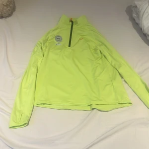 Neongul långärmad träningströja från Allin Equestrian - Säljer en neongul långärmad träningströja från Allin equestrian. Helt oanvänd tröja funkar till ridning eller en löprunda. 