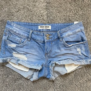 Ljusblå jeansshorts från Tally Weijl - Super snygga lågmidjade shorts från Tally Weijl!💗perfekta nu till sommaren, det är bara att skriva om ni har några frågor 💗💗