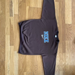 Vintage Sweatshirt Nike - Brun Sweatshirt från Nike, vintage stil.