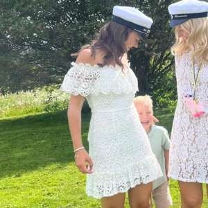 Studentklänning  - Charmig vit spetsklänning med offshoulder-design och volangdetaljer. Lånad bild!❤️