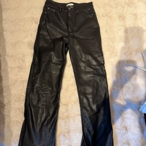 Svarta skinnbyxor med raka ben - Säljer ett par svarta skinnbyxor med raka ben från HM. Supersköna och sitter jättebra i rumpan!
