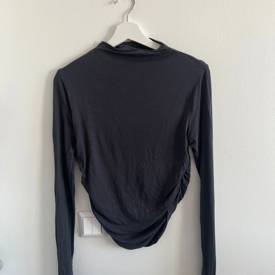 Svart långärmad topp med drapering