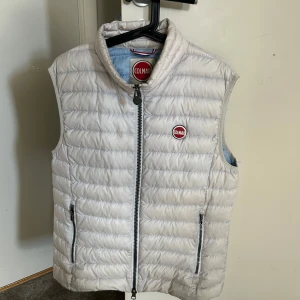 Vit colmar väst - Säljer denna snygga colmar väst, skick 7/10 priset går att diskutera!