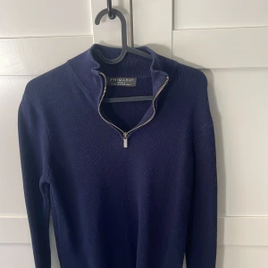 Mörkblå stickad tröja med dragkedja från Primark - Mörkblå stickad tröja från Primark med halv dragkedja framtill och hög krage. Storlek S, men är lite mindre.