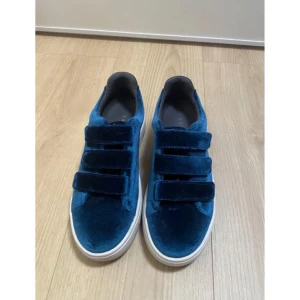 Sandroskor i sammet  - Superfina skor från Sandro Paris i blå sammet som tyvärr är lite för stora för mig. Sorlek 36/37. Orginalpåse tillkommer 💙 sammet i fint skick, inte använda mycket 