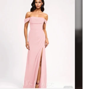 Lång puderrosa offshoulder klänning med slits, pris kan diskuteras! - Elegant långklänning i puderrosa med offshoulder-modell och hög slits framtill. Klänningen har en figurnära passform och stilren design, perfekt för speciella tillfällen. Använt 1 gång och det var på min bal.