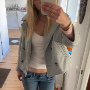 Stradivarius kappa - Säljer den populära kappan från zalando i grått! Den är endast använd/testad 1 gång så helt i nyskick men kan inte skicka tillbaka den då jag klippt av lappen. Nypris är 559kr💓 