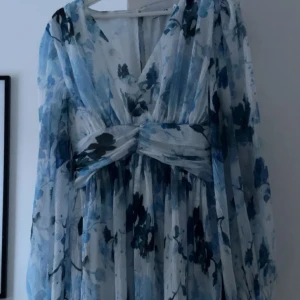 NAKD x Lojsan Wallin klänning  - Superfin klänning från Lojsan Wallin kollektion med NAKD. Slutsåld och är knappt använd. 