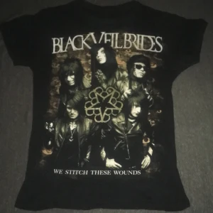Rare Black Veil Brides t-shirt (2010) - Det här är en rare t shirt från rock bandet Black Veil Brides från 2010 med deras debutalbum 'We Stitch These Wounds'.  Eftersom den här är rare går den för ett högt pris. Säljer inte online möts upp endast vid Stockholm, Enskede eller plattan.