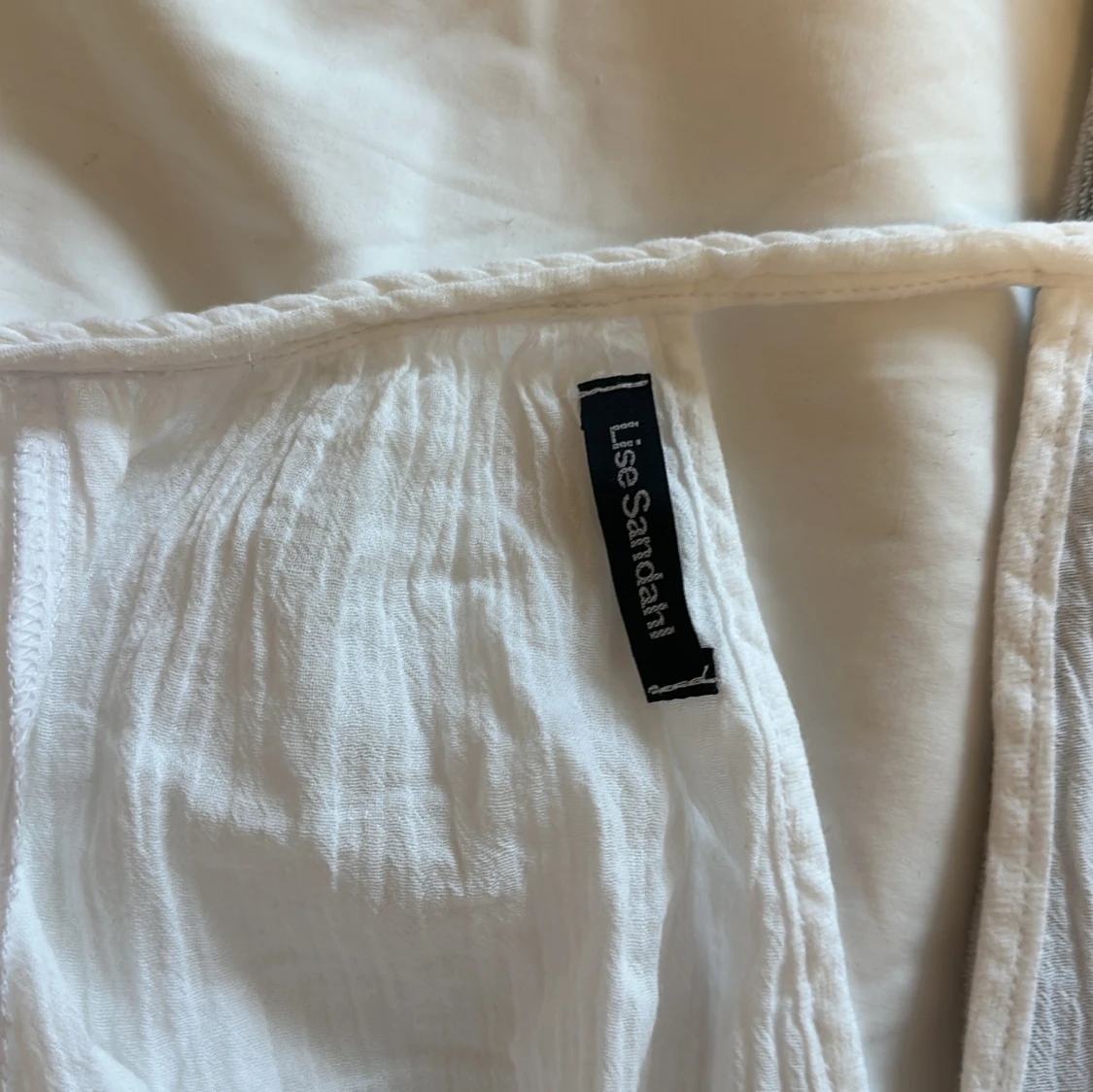 Vit kortklänning med volang och offshoulder - 2