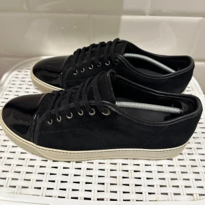 Lanvin Cap Toe | 45 - Riktigt schyssta Lanvins i den mest eftertraktade färgen svart! Skorna är i bra skick, och är självfallet rengjorda av ShoeHero för ny känsla. Tveka inte att skriv vid frågor 