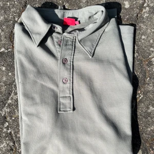 Pikétröja från J.Lindeberg - Ljusgrön golfpike från J.Lindeberg, bra skick förutom defekten på ryggen (se bild 5). Priset är diskuterbart!