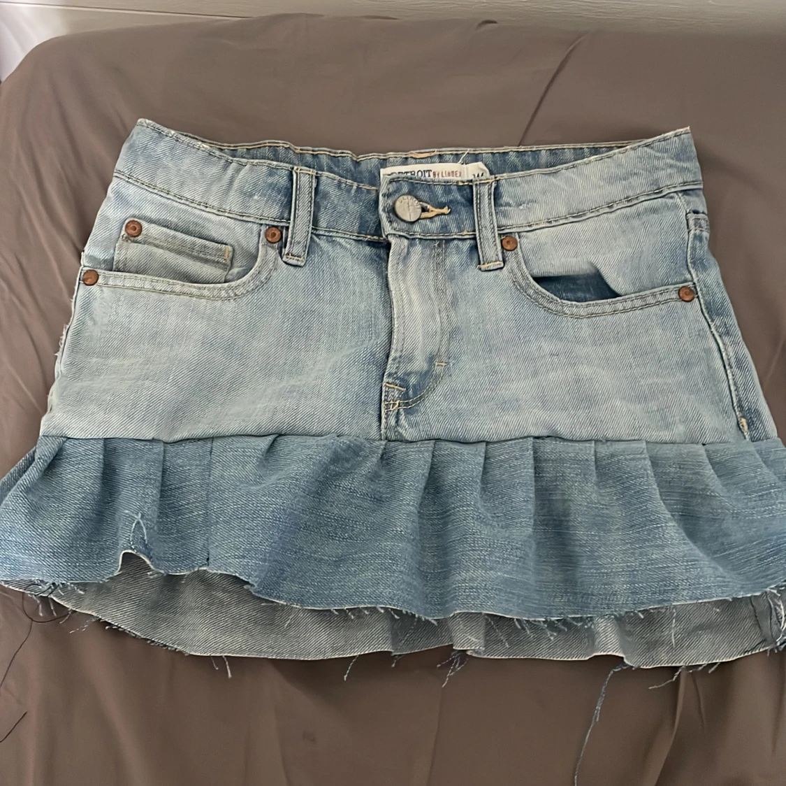 Ljusblå jeanskjol med volang