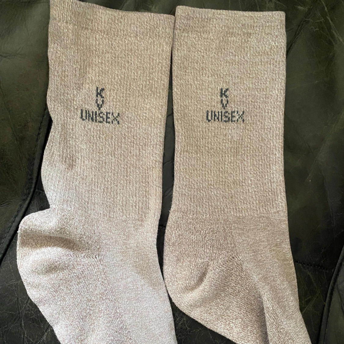 Beige mjukisbyxor med gula sömmar från KV - 3